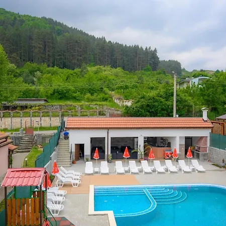 بيت ضيافة влахов ساباريفا بانيا