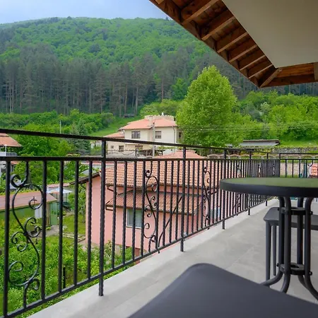 بيت ضيافة влахов ساباريفا بانيا